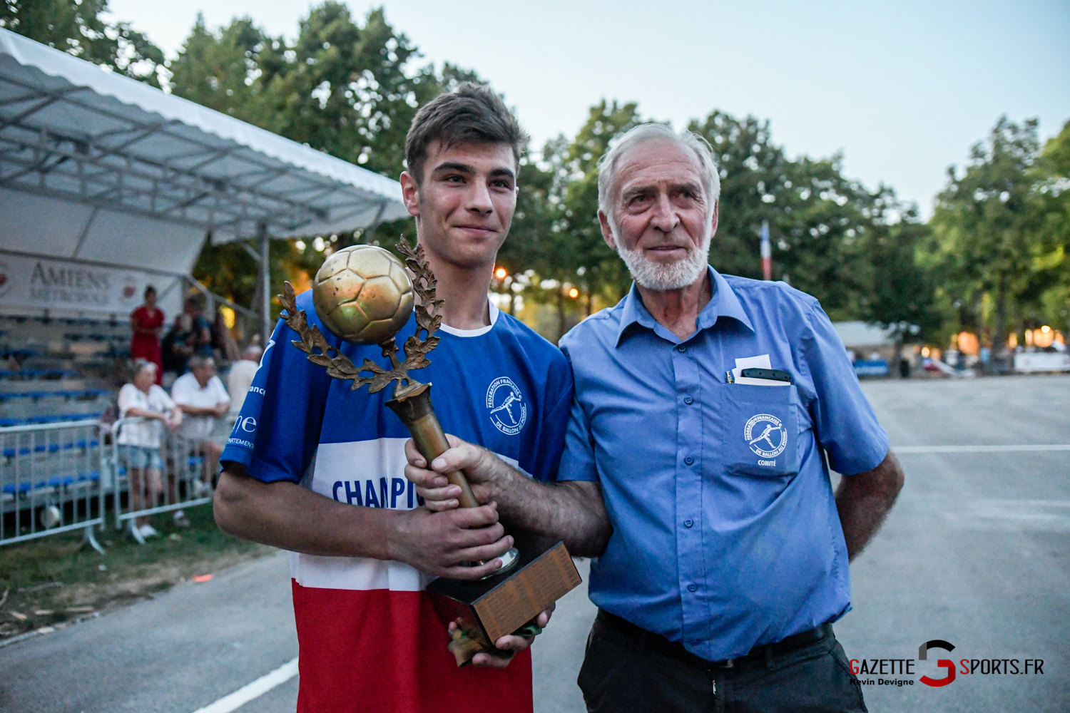 Ballon Au Poing Carton Plein Pour Beauval La Hotoie Gazettesports