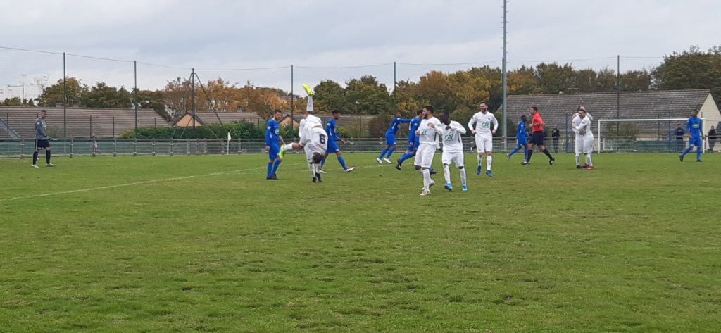 Florian Kuzac célébrant son but de manière acrobatique. Malheureusement pour lui, Senlis égalisera quelques minutes plus tard.