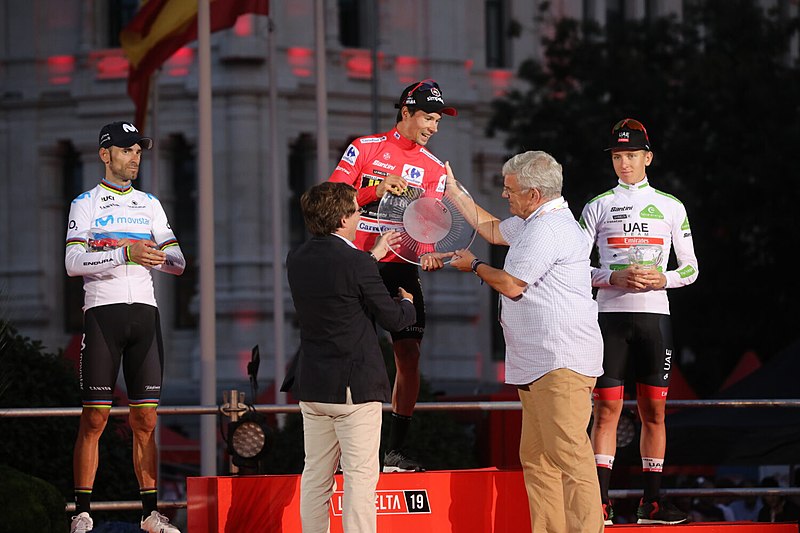 800px (podio) Almeida Entrega El Primer Premio De La Vuelta Ciclista A España 2019 03 (1)