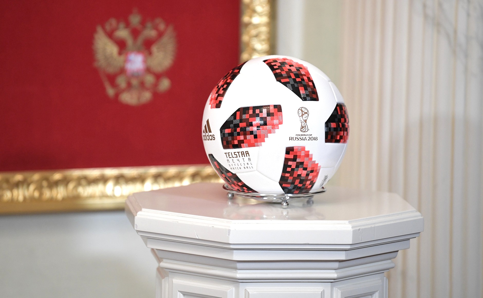 adidas telstar mechta ball sur la cérémonie de remise du manteau hôte de la coupe du monde 2022