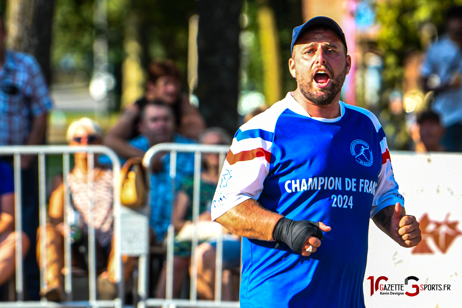 coupe de france ballon au poing et poing d'or 2024 amiens kevin devigne gazettesports 21