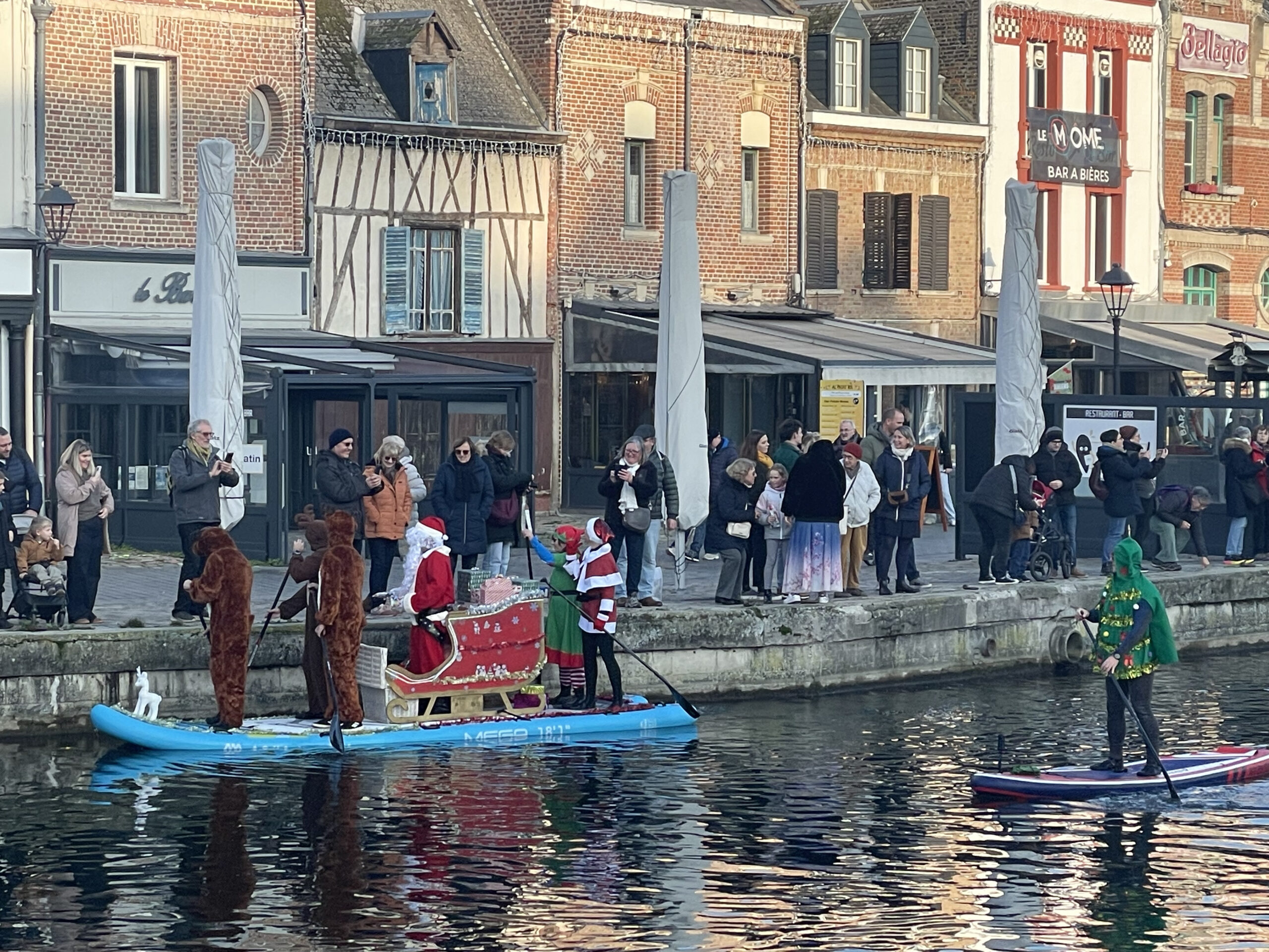 ACTUALITÉS : La parade de Noël sur l’eau fait le show