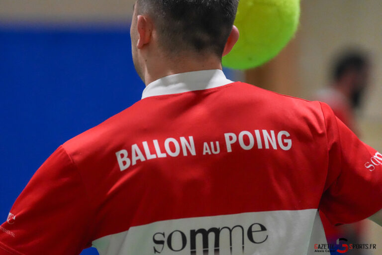 ballon au poing en salle gazette sport alexis cazeel 23