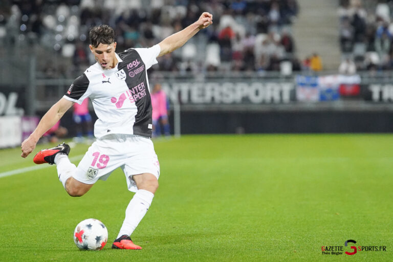 football (ligue 3 betclic journée 9) : amiens sc v fc villefranche beaujolais